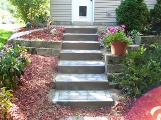 Red mulch with paver steps